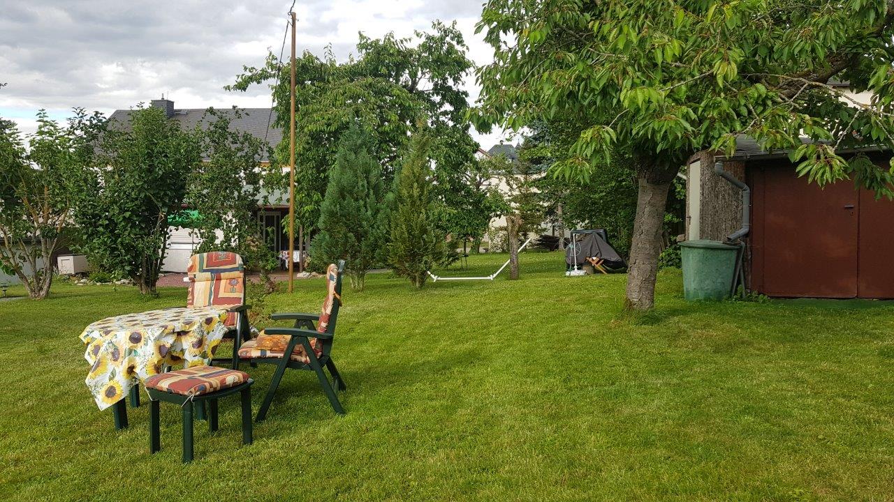 Gepflegter Nutzgarten mit Gewächshaus, Frühbeeten und viel Platz zum Entspannen