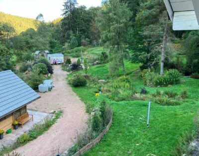 Wunderschöner Naturgarten mit Spielplatz und Backhaus im Südschwarzwald